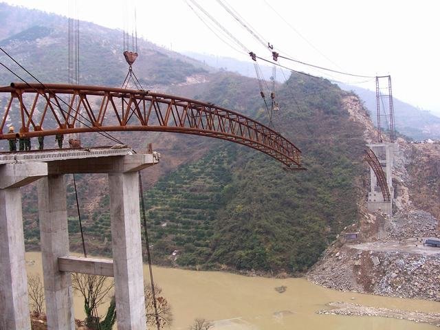 湖北香溪河大橋180拱架吊裝
