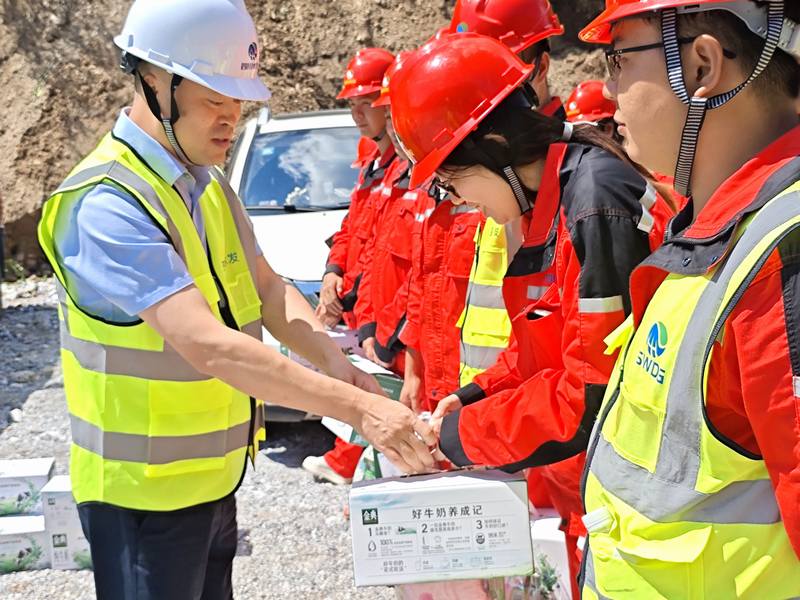 集團工會主席唐克飛一行慰問公司參加“7˙20”山洪地質(zhì)災害搶險救災一線職工