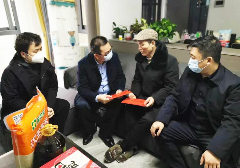 集團(tuán)副總經(jīng)理鄭祖杰慰問(wèn)“一對(duì)一”幫扶困難職工