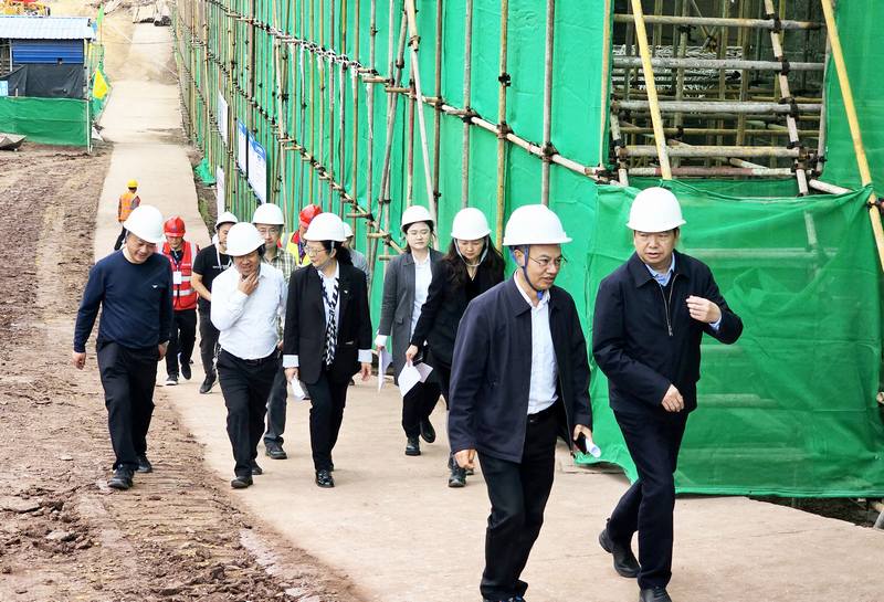 省都江堰水利發(fā)展中心黨委書記、主任朱澤華一行到公司承建的都江堰灌區(qū)第六標段調(diào)研
