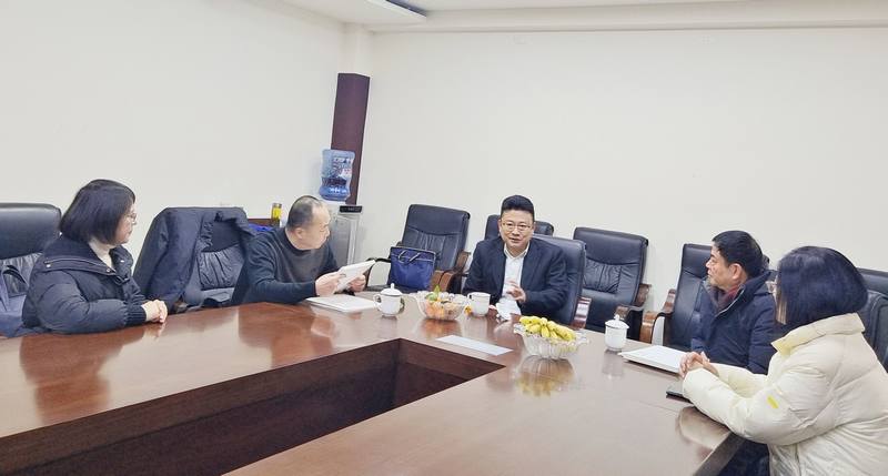 公司領導在春節前夕走訪慰問老黨員、退休干部和困難職工